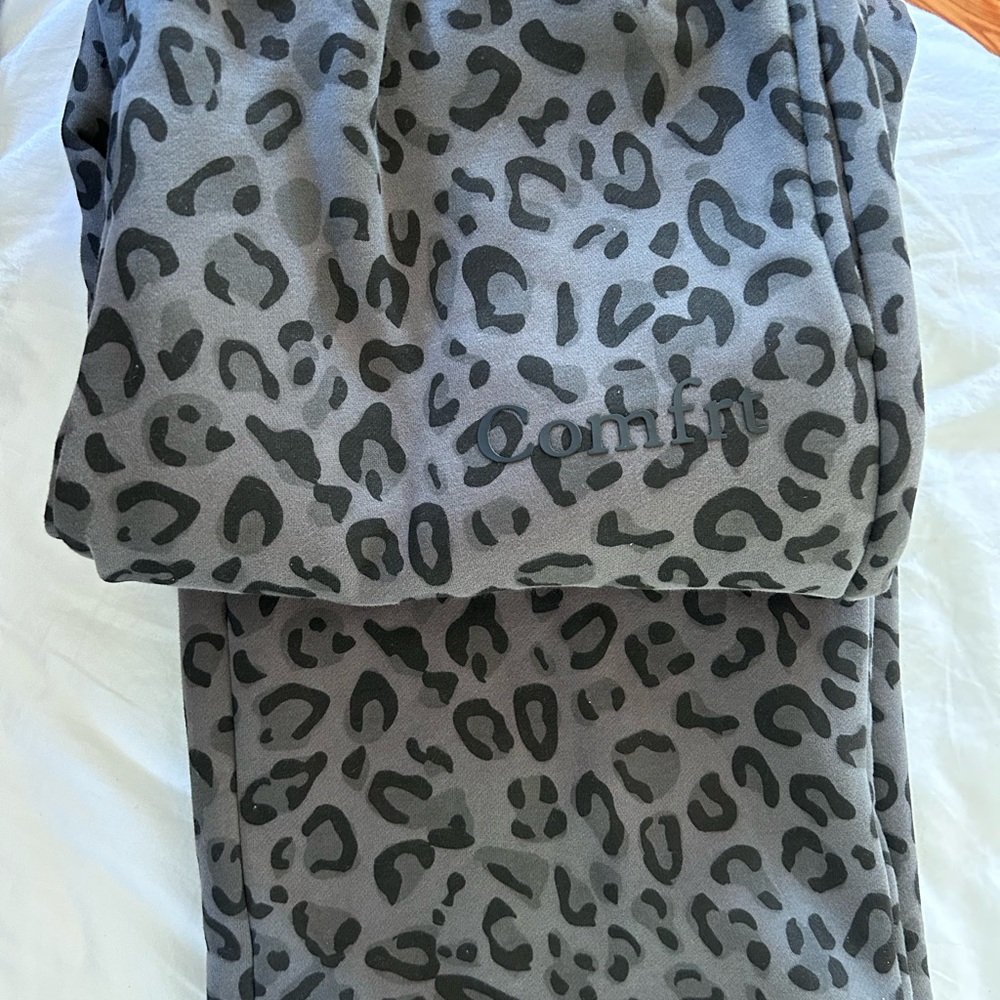 Comfrt Panther minimalist sweatpants